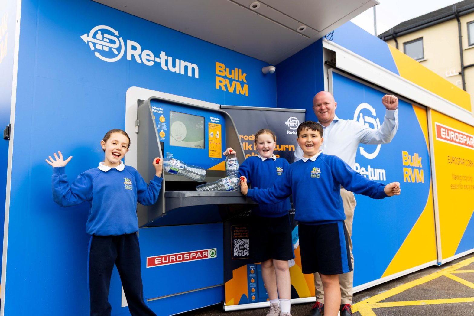 Shane Jones, owner of EUROSPAR Cobh, with children from Bunscoil Rinn an Chabhlaigh at the launch of the new Envipco Quantum Bulk Reverse Vending Machine (RVM) at EUROSPAR Cobh.